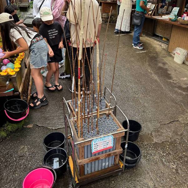 【幼児300円】涼しい滝の側で流しそうめん食べ放題！＆魚釣りも楽しめる最高スポット」 | HugMug