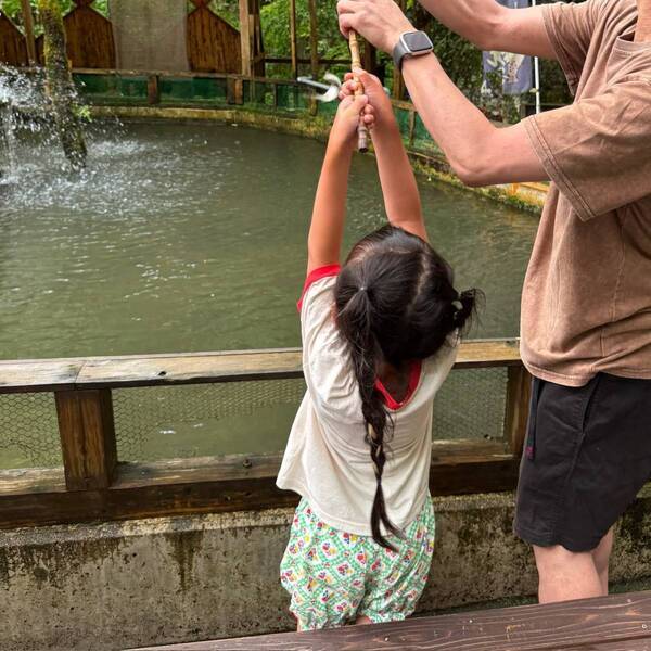 【幼児300円】涼しい滝の側で流しそうめん食べ放題！＆魚釣りも楽しめる最高スポット」 | HugMug