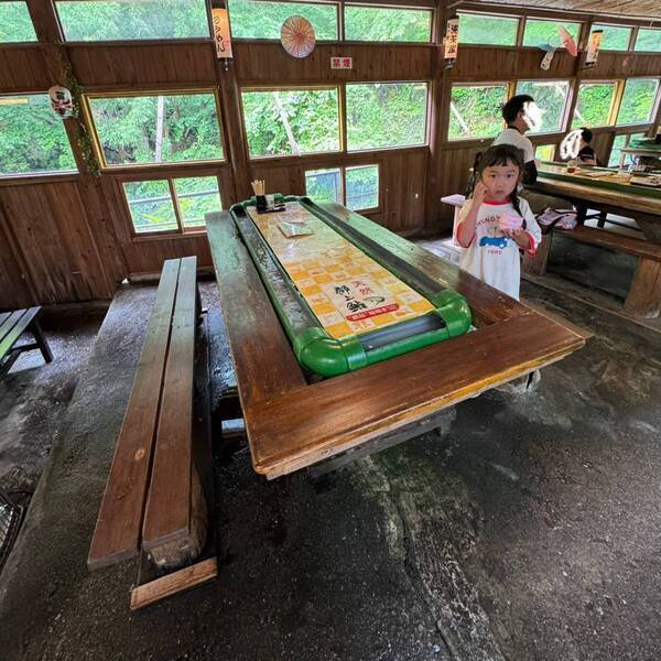 【幼児300円】涼しい滝の側で流しそうめん食べ放題！＆魚釣りも楽しめる最高スポット」 | HugMug