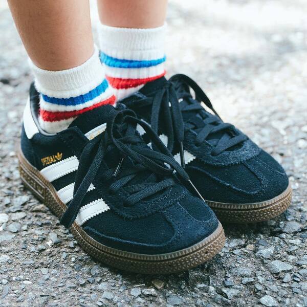 【ZARA】のナンバリングTがめちゃかわ！ レッドをキーカラーにした親子コーデ  | HugMug