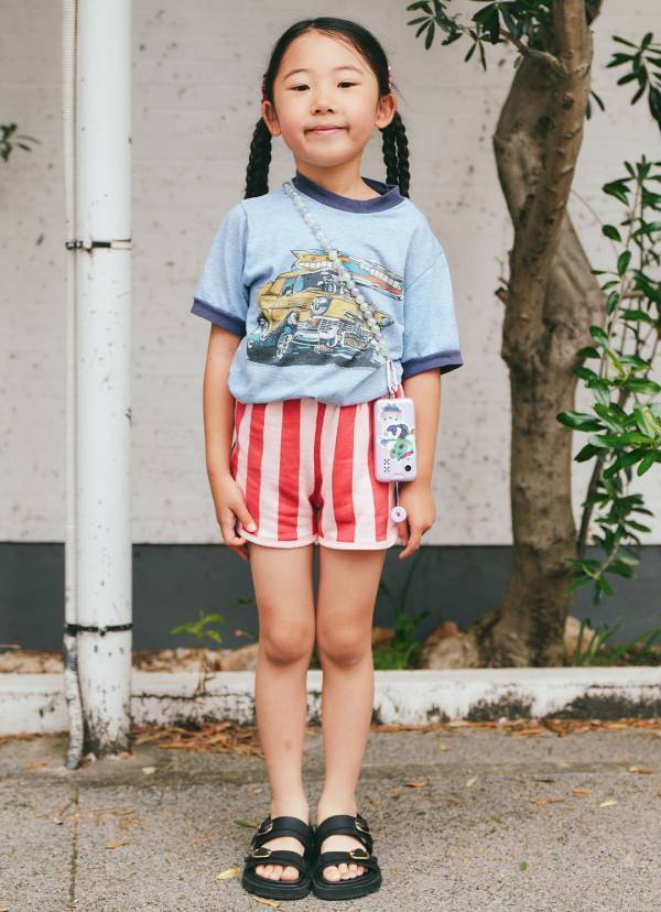 ヴィンテージTシャツできょうだいリンク！ ママの技ありモノトーンコーデは必見 | HugMug