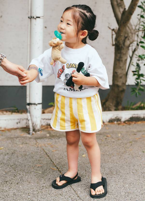 ヴィンテージTシャツできょうだいリンク！ ママの技ありモノトーンコーデは必見 | HugMug