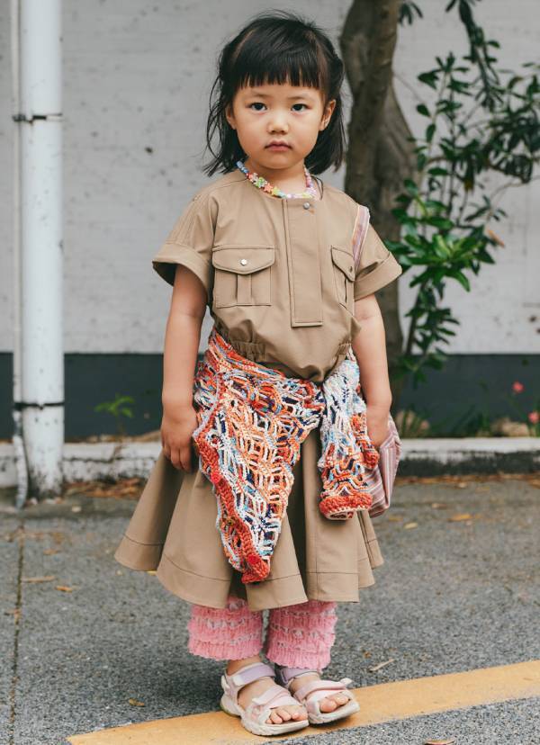 ハンドメイド小物がめちゃかわ！ オレンジ×ピンクで親子リンクコーデ | HugMug
