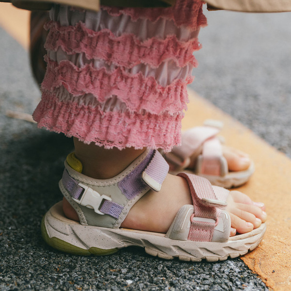 ハンドメイド小物がめちゃかわ！ オレンジ×ピンクで親子リンクコーデ | HugMug