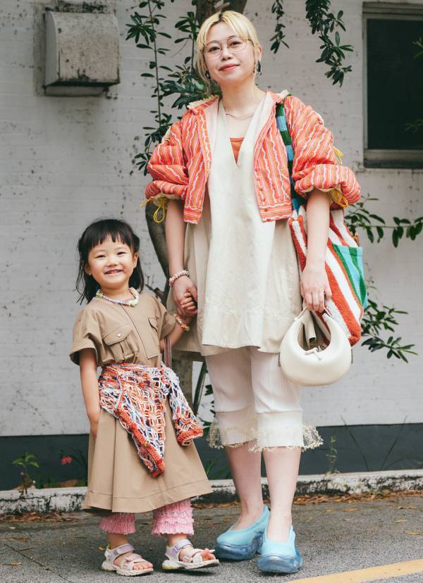 ハンドメイド小物がめちゃかわ！ オレンジ×ピンクで親子リンクコーデ | HugMug