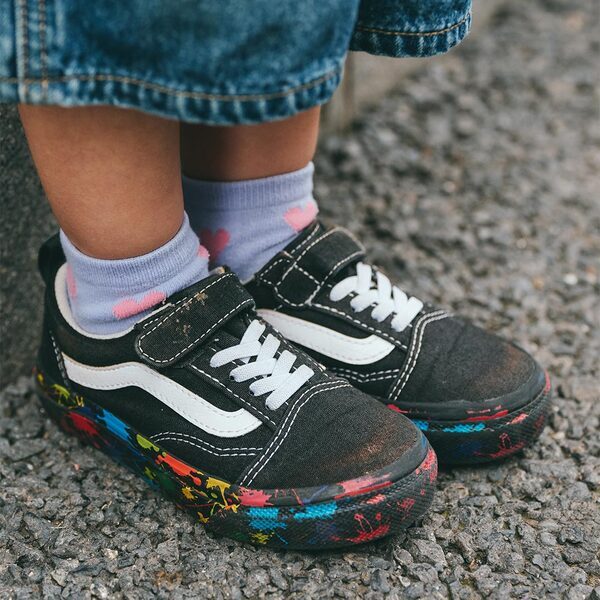 ハンドメイドのニットが主役！ ピンク×デニムをシェアした親子コーデがおしゃれ | HugMug