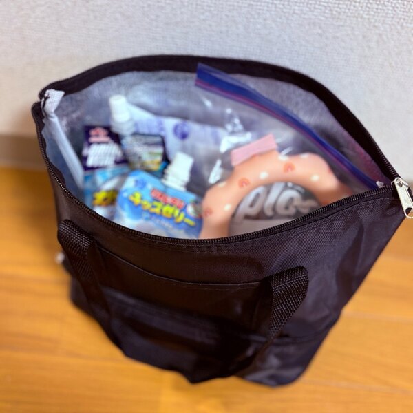 【DAISO】ペットボトル2本+お弁当も入る！330円の二段式保冷バッグが万能すぎ | HugMug