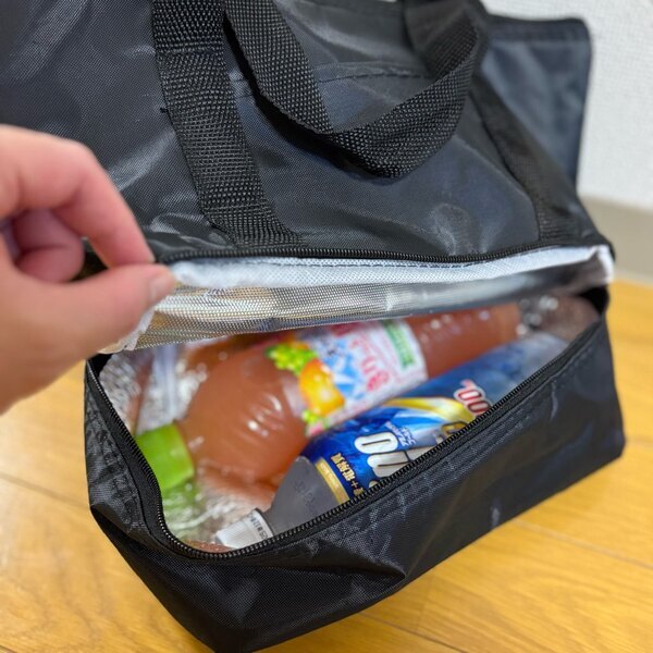 【DAISO】ペットボトル2本+お弁当も入る！330円の二段式保冷バッグが万能すぎ | HugMug