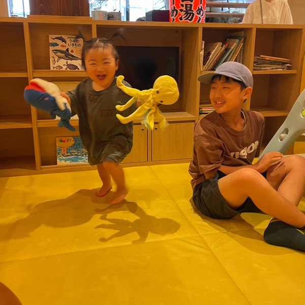 豊洲市場が超進化！市場の見学から食べ歩き&amp;足湯まで【千客万来】の全貌を徹底レポ | HugMug