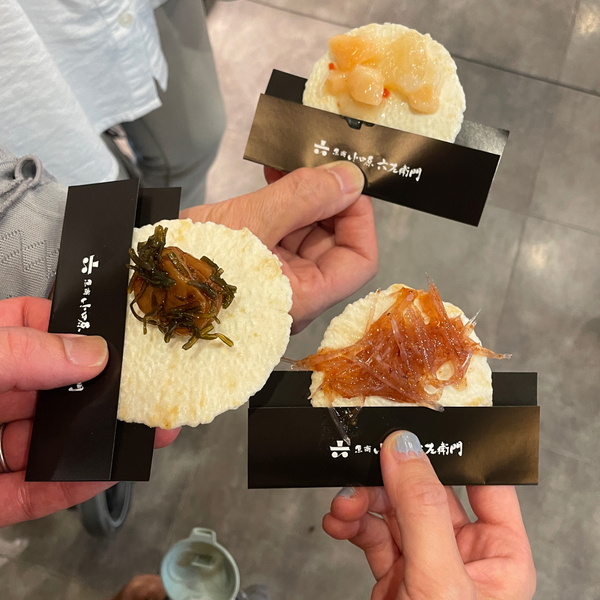 豊洲市場が超進化！市場の見学から食べ歩き&amp;足湯まで【千客万来】の全貌を徹底レポ | HugMug