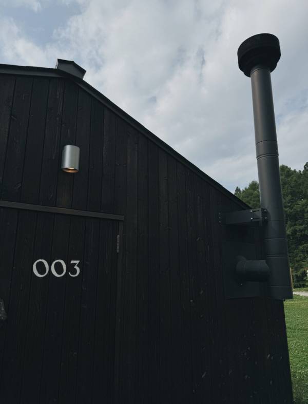 森と池に囲まれた贅沢空間【長野】専用サウナ付きトレーラーホテル「Earthboat」が最高すぎる★ | HugMug