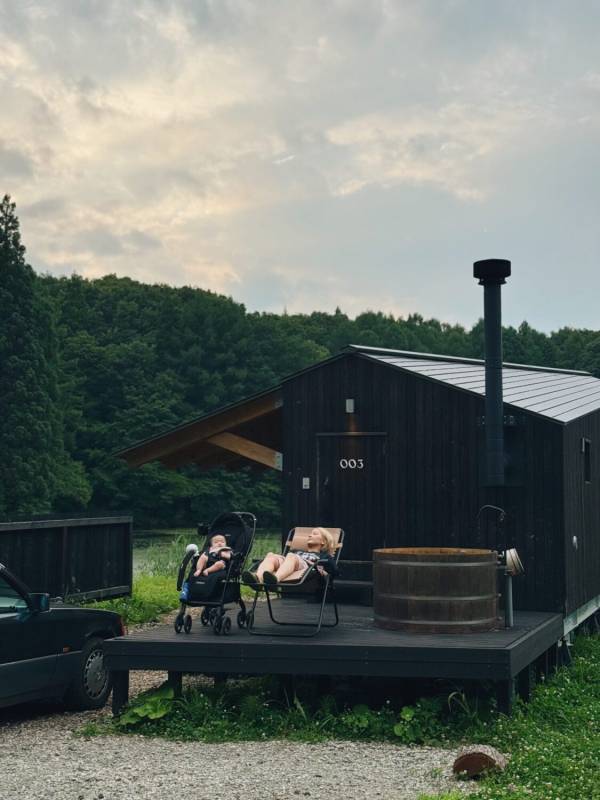 森と池に囲まれた贅沢空間【長野】専用サウナ付きトレーラーホテル「Earthboat」が最高すぎる★ | HugMug