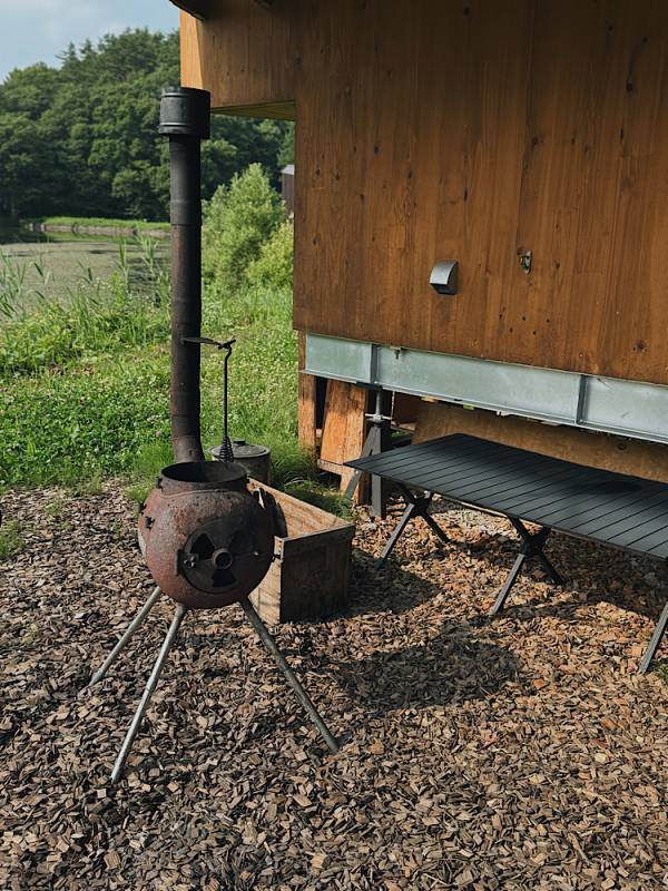 森と池に囲まれた贅沢空間【長野】専用サウナ付きトレーラーホテル「Earthboat」が最高すぎる★ | HugMug