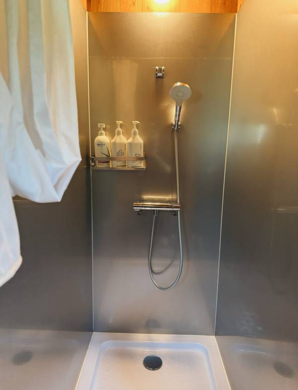 森と池に囲まれた贅沢空間【長野】専用サウナ付きトレーラーホテル「Earthboat」が最高すぎる★ | HugMug