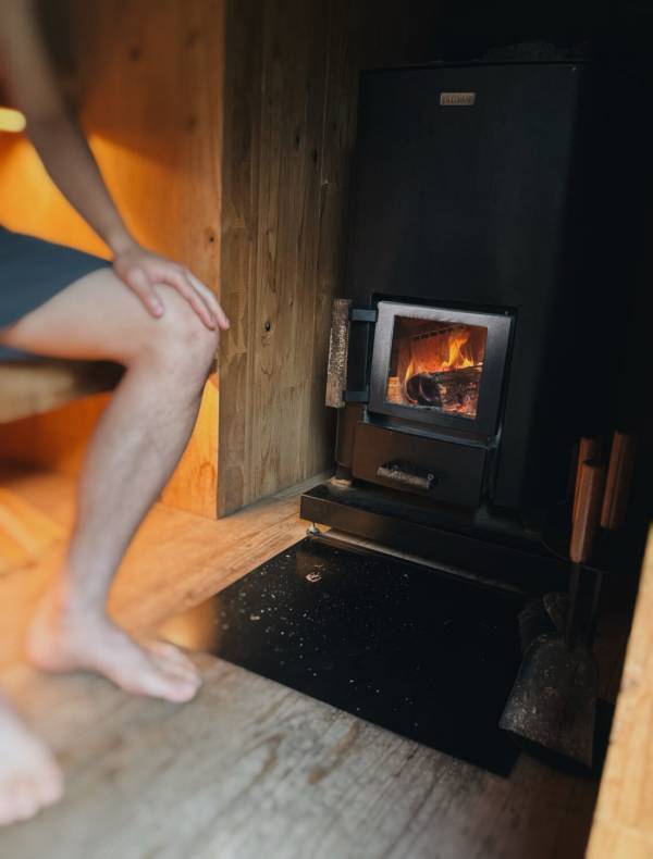 森と池に囲まれた贅沢空間【長野】専用サウナ付きトレーラーホテル「Earthboat」が最高すぎる★ | HugMug