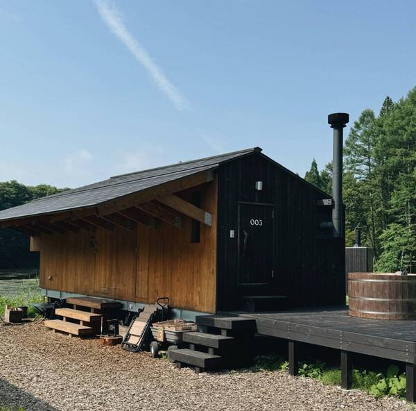森と池に囲まれた贅沢空間【長野】専用サウナ付きトレーラーホテル「Earthboat」が最高すぎる★ | HugMug