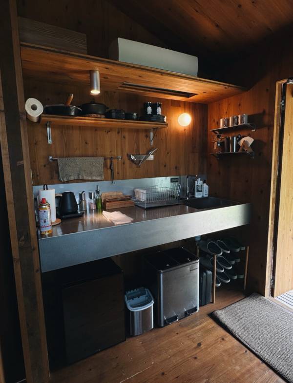 森と池に囲まれた贅沢空間【長野】専用サウナ付きトレーラーホテル「Earthboat」が最高すぎる★ | HugMug