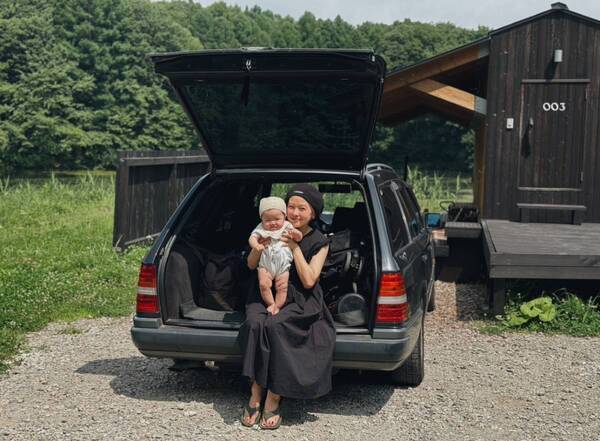 森と池に囲まれた贅沢空間【長野】専用サウナ付きトレーラーホテル「Earthboat」が最高すぎる★ | HugMug