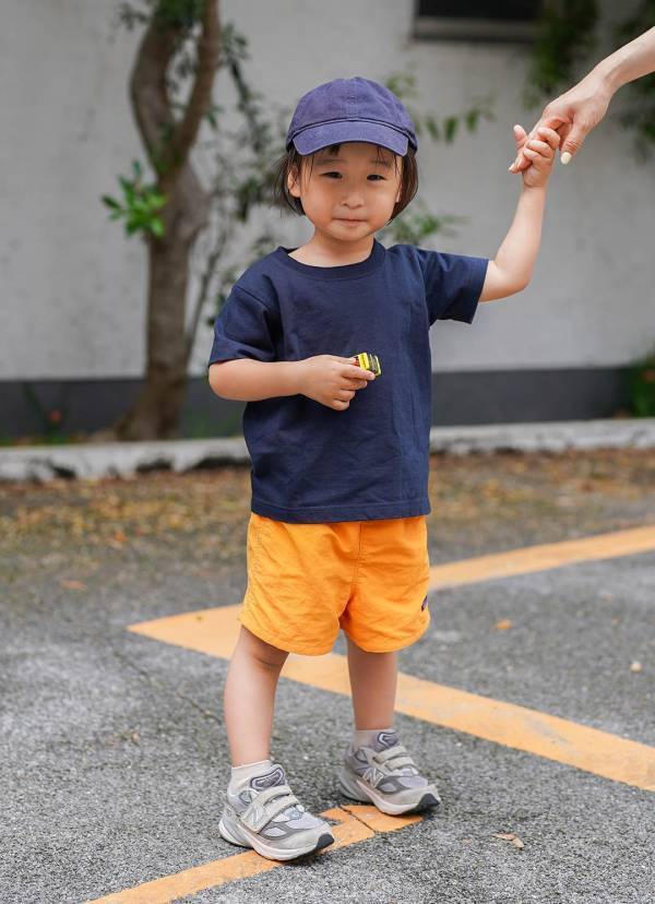 ハンドメイドのブレスレットで夏気分♪ 元気いっぱいハッピーカラーの家族コーデ | HugMug