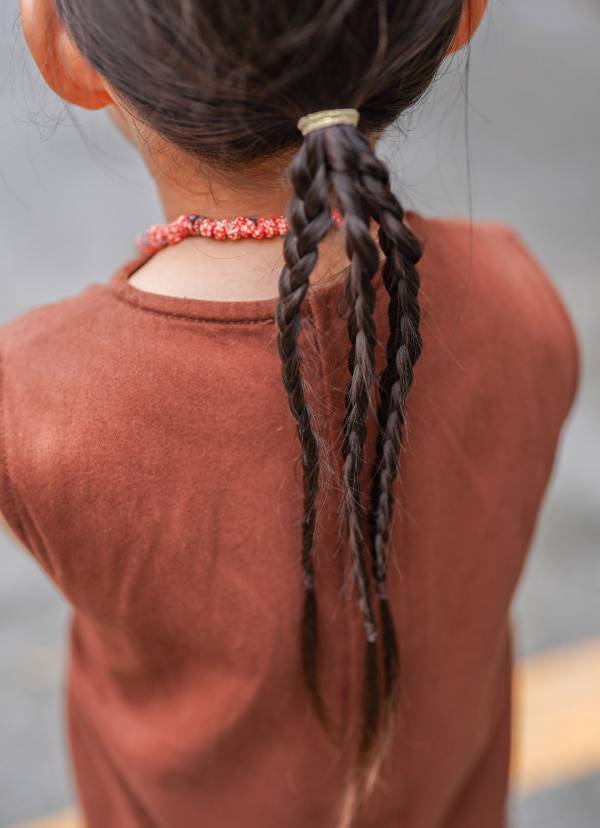 ハンドメイドのブレスレットで夏気分♪ 元気いっぱいハッピーカラーの家族コーデ | HugMug