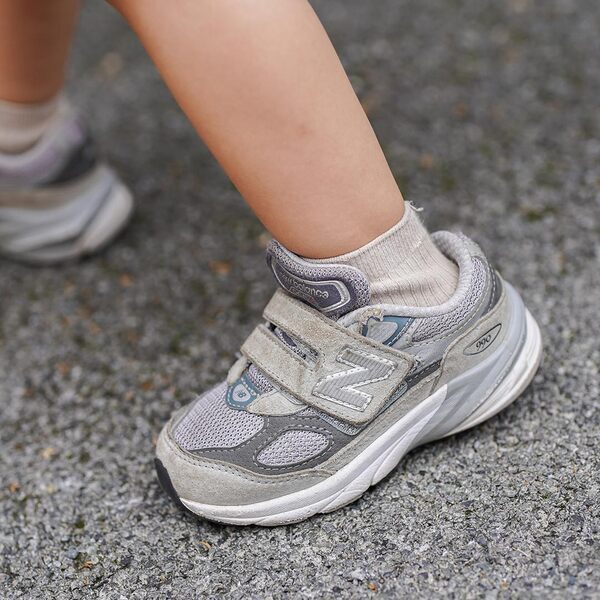 ハンドメイドのブレスレットで夏気分♪ 元気いっぱいハッピーカラーの家族コーデ | HugMug