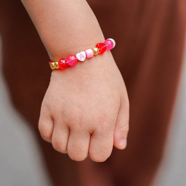 ハンドメイドのブレスレットで夏気分♪ 元気いっぱいハッピーカラーの家族コーデ | HugMug