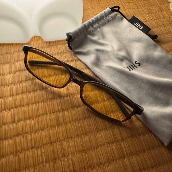 夜のスマホ時間が変わる！？【JINS】ブルーライトカットメガネを数年愛用した効果 | HugMug