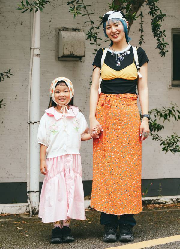 スカーフ巻いてフェスへGO！ ピンク×オレンジの夏親子コーデ | HugMug