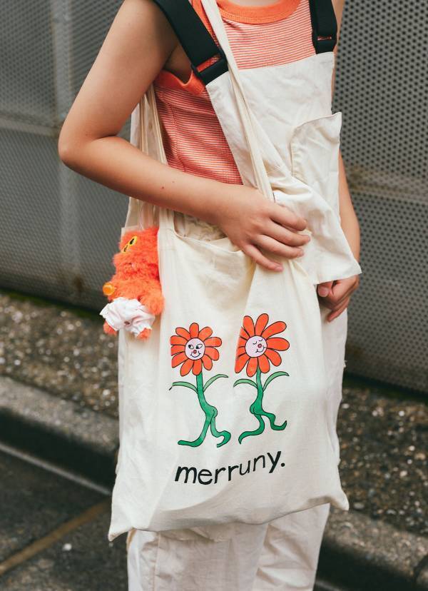 モノトーンなのにこんなに軽やか！ 夏の親子シックコーデ術 | HugMug