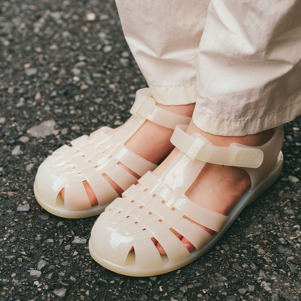 モノトーンなのにこんなに軽やか！ 夏の親子シックコーデ術 | HugMug