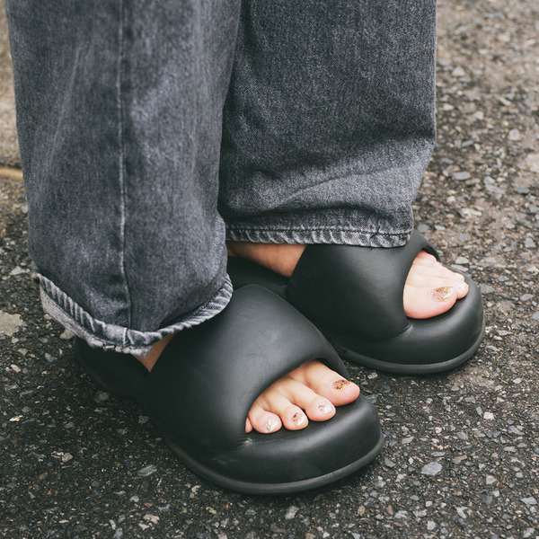 モノトーンなのにこんなに軽やか！ 夏の親子シックコーデ術 | HugMug