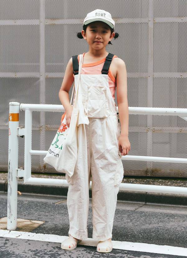 モノトーンなのにこんなに軽やか！ 夏の親子シックコーデ術 | HugMug