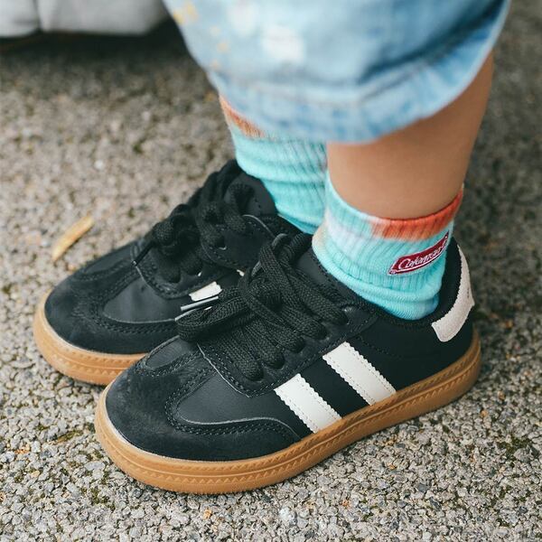 アウトドアMIXでおしゃれ度爆上げ！ ママのタイダイ柄ワンピで視線をキャッチ | HugMug