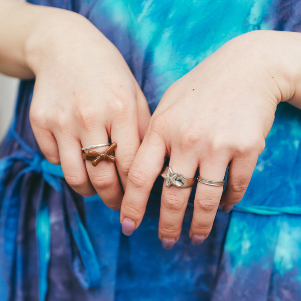 アウトドアMIXでおしゃれ度爆上げ！ ママのタイダイ柄ワンピで視線をキャッチ | HugMug