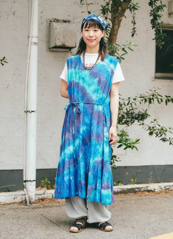 アウトドアMIXでおしゃれ度爆上げ！ ママのタイダイ柄ワンピで視線をキャッチ | HugMug