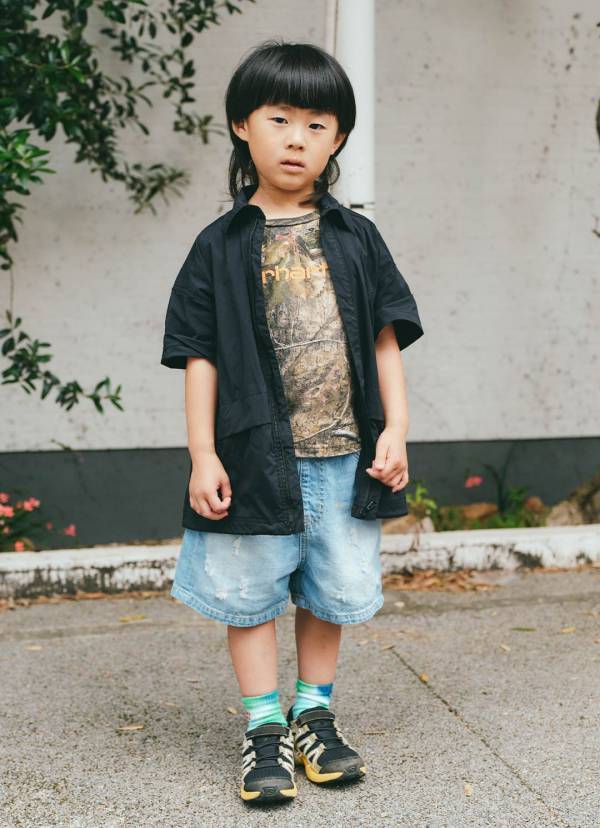 アウトドアMIXでおしゃれ度爆上げ！ ママのタイダイ柄ワンピで視線をキャッチ | HugMug