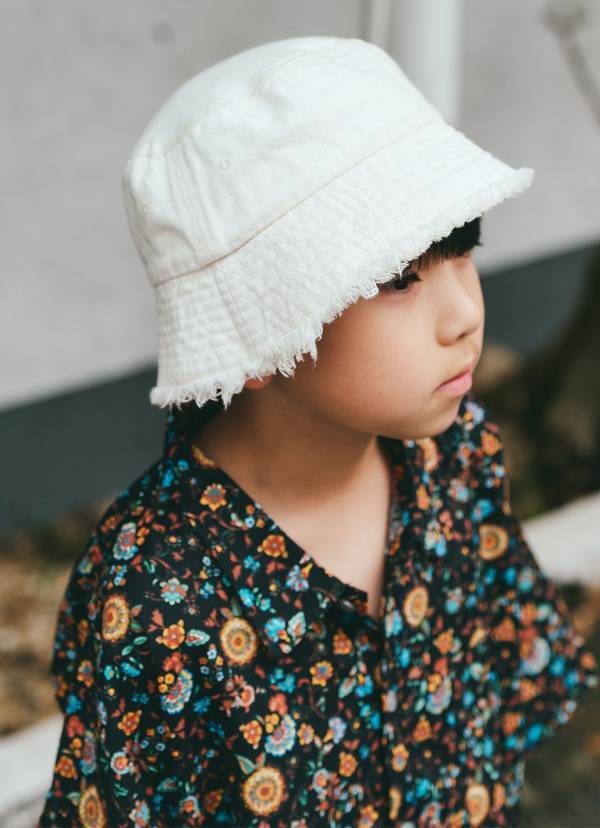 リゾート調アイテムで夏を楽しむ親子スタイル！ 大人顔負けなキッズコーデに注目 | HugMug