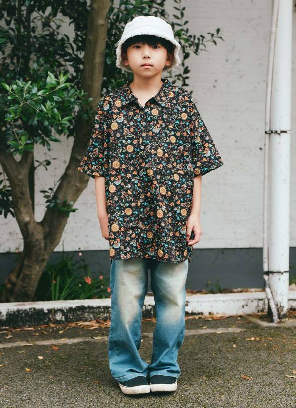 リゾート調アイテムで夏を楽しむ親子スタイル！ 大人顔負けなキッズコーデに注目 | HugMug