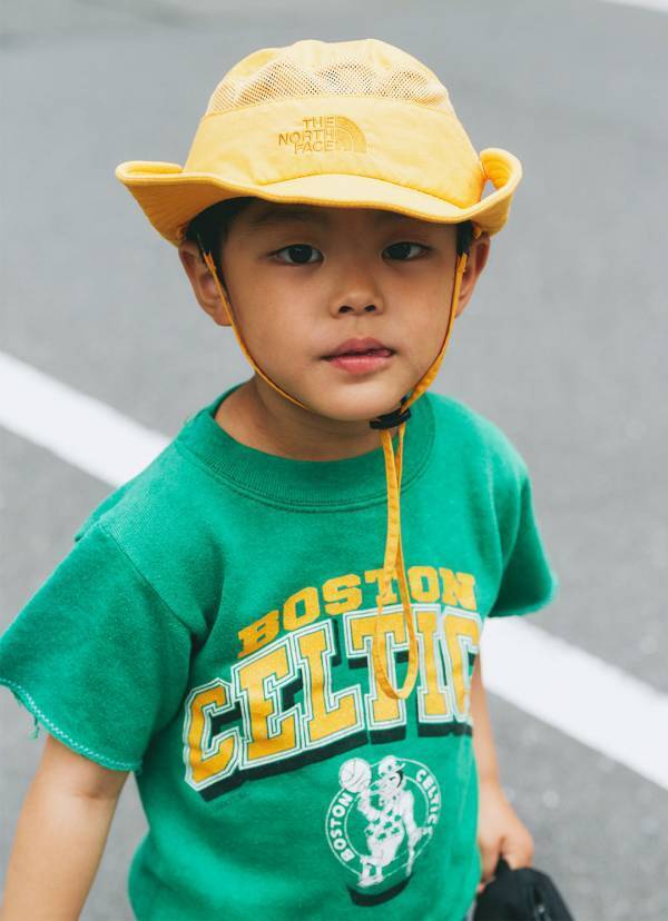 『ユニクロ』のデニムが超優秀！ 公園にも行けちゃう動ける親子コーデ | HugMug