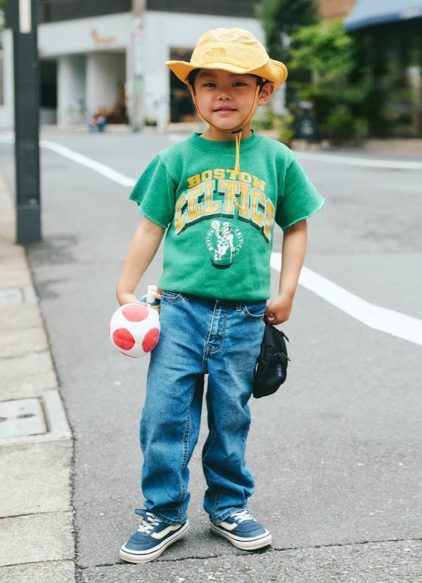『ユニクロ』のデニムが超優秀！ 公園にも行けちゃう動ける親子コーデ | HugMug