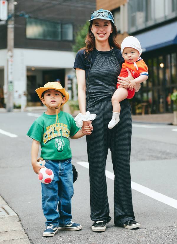 『ユニクロ』のデニムが超優秀！ 公園にも行けちゃう動ける親子コーデ | HugMug