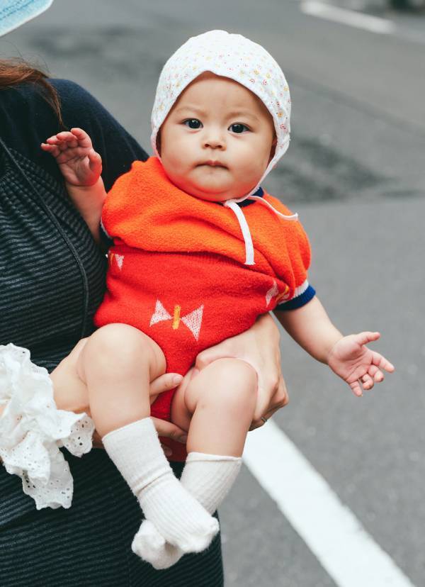 『ユニクロ』のデニムが超優秀！ 公園にも行けちゃう動ける親子コーデ | HugMug