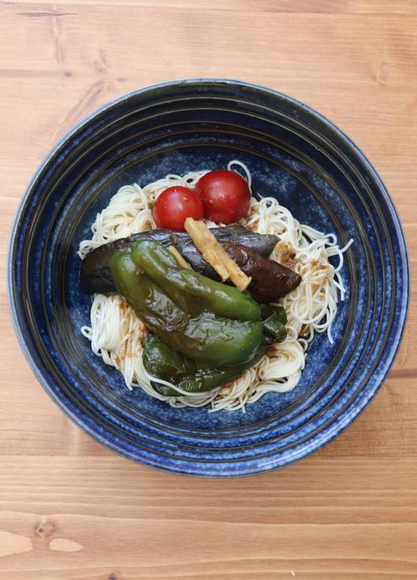 【そうめんアレンジレシピ】夏野菜や市販のドレッシングで！  超簡単さっぱりレシピ | HugMug