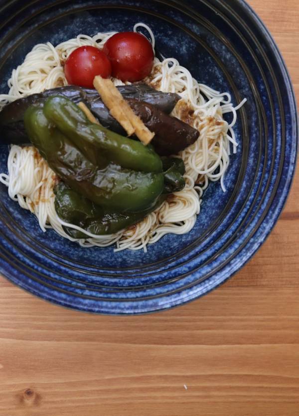 【そうめんアレンジレシピ】夏野菜や市販のドレッシングで！  超簡単さっぱりレシピ | HugMug