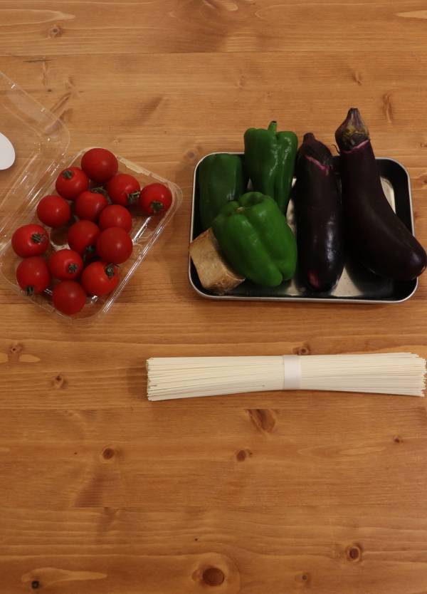 【そうめんアレンジレシピ】夏野菜や市販のドレッシングで！  超簡単さっぱりレシピ | HugMug