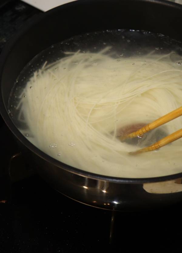 【そうめんアレンジレシピ】夏野菜や市販のドレッシングで！  超簡単さっぱりレシピ | HugMug