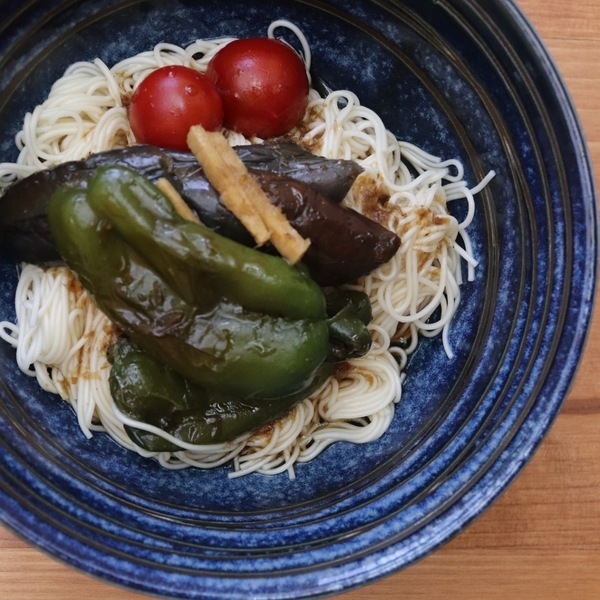 【そうめんアレンジレシピ】夏野菜や市販のドレッシングで！  超簡単さっぱりレシピ | HugMug