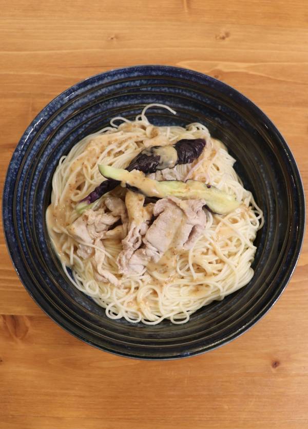 【そうめんアレンジレシピ】夏野菜や市販のドレッシングで！  超簡単さっぱりレシピ | HugMug