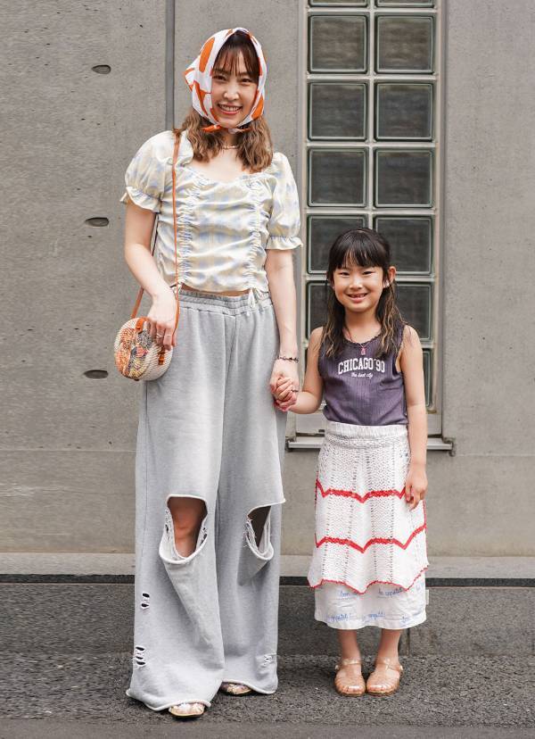 簡単スカーフアレンジでおしゃれ度爆上げ！ シンプルコーデが華やぐ小物テク | HugMug