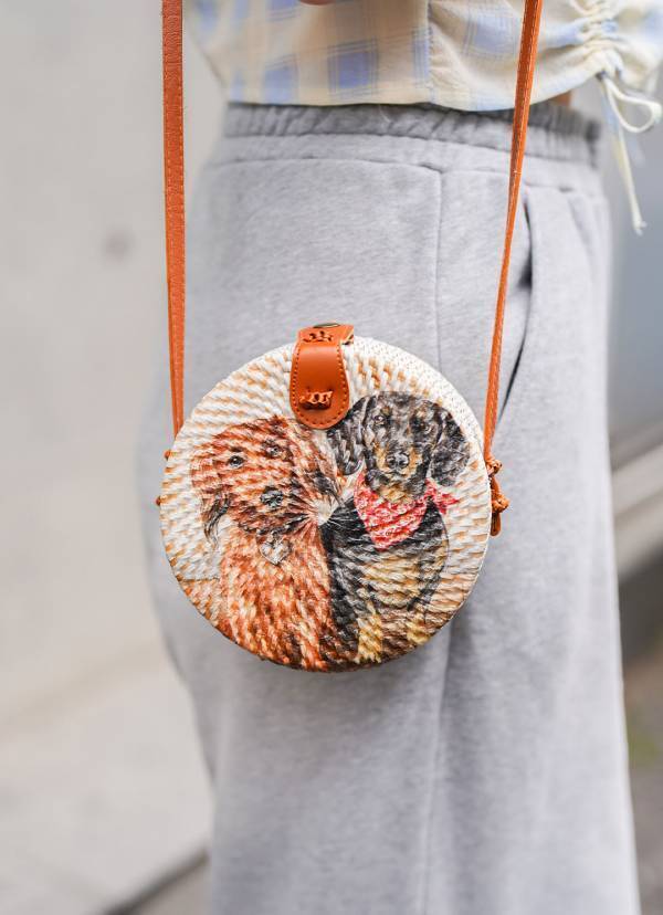 簡単スカーフアレンジでおしゃれ度爆上げ！ シンプルコーデが華やぐ小物テク | HugMug